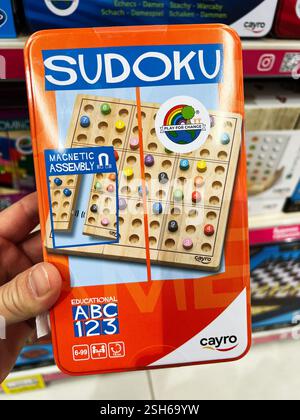 Kiev, Ucraina - 09 febbraio 2025: Set di gioco Sudoku in legno con pezzi colorati, progettato per il divertimento e l'apprendimento. Foto Stock