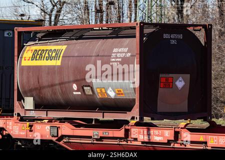 Budapest, Ungheria - 13 marzo 2021: Bertschi. Spedizione container. Trasporto e trasporto merci a livello globale. Trasporto internazionale. Foto Stock