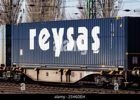 Budapest, Ungheria - 13 marzo 2021: Logistica Reysas. Spedizione container. Trasporto e trasporto merci a livello globale. Trasporto internazionale. Foto Stock