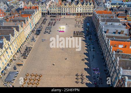 Vista panoramica aerea del centro storico di Arras con Piazza degli Eroi con tavoli da ristorante sulla strada e vecchie case in stile barocco fiammingo buildi Foto Stock