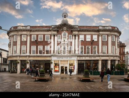 ST HELEN'S SQUARE, YORK, REGNO UNITO - 9 FEBBRAIO 2025. Un paesaggio ad ampio angolo della facciata esterna del famoso Bettys Cafe and Tea Rooms edificio nel Foto Stock