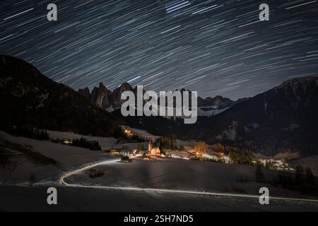 Santa Magdalena Village di notte con le Dolomiti Odle nel backgrounf e il meraviglioso cielo stellato sopra di loro Foto Stock