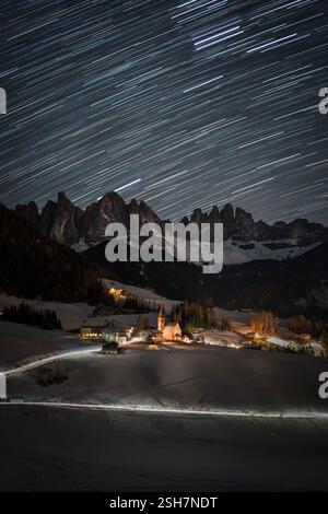 Santa Magdalena Village di notte con le Dolomiti Odle nel backgrounf e il meraviglioso cielo stellato sopra di loro Foto Stock