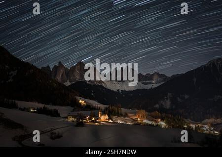 Santa Magdalena Village di notte con le Dolomiti Odle nel backgrounf e il meraviglioso cielo stellato sopra di loro Foto Stock