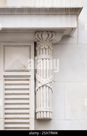 Fasces - simbolo originale del fascismo in Italia sotto Mussolini e simbolo ansioso dell'autorità romana scolpito nell'ingresso di un edificio, Kirkgate, Leeds Foto Stock