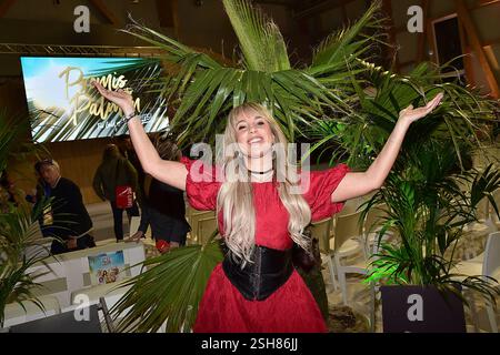 Prisieben Premiere PROMIS UNTER PALMEN Annemarie Eilfeld Premiere des Realityformats von ProSieben Sat1 Promis unter Palmen im Beach Mitte Berlin, AM 10.02.2025 *** Prisieben Premiere PROMIS UNTER PALMEN Annemarie Eilfeld Premiere del reality format di ProSieben Sat1 Promis unter Palmen a Beach Mitte Berlin, il 10 02 2025 Photopress Mueller Foto Stock