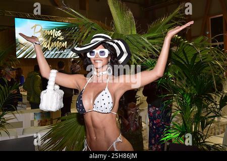 Prisieben Premiere PROMIS UNTER PALMEN Micaela Schäfer Premiere des Realityformats von ProSieben Sat1 Promis unter Palmen im Beach Mitte Berlin, AM 10.02.2025 *** Prisieben Premiere PROMIS UNTER PALMEN Micaela Schäfer Premiere del reality format di ProSieben Sat1 Promis unter Palmen at Beach Mitte Berlin, il 10 02 2025 Photopress Mueller Foto Stock