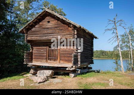Granaio del 1600, l'edificio più antico del Museo all'aperto di Seurasaari a Helsinki, Finlandia Foto Stock