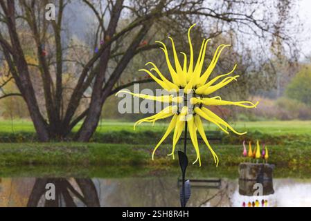 Oggetti di arte vetraria nel giardino delle vetrerie Andreas Apfelthaler, Alt Nagelberg, Waldviertel, bassa Austria, Austria, Austria, Europa Foto Stock