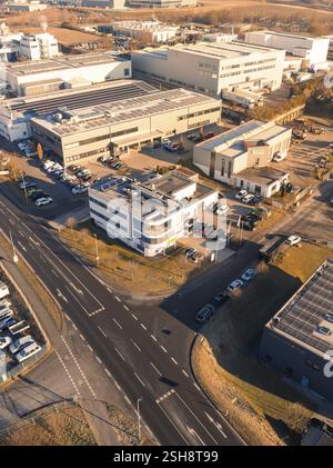 Grande area industriale dall'alto con diversi grandi edifici e una rete di strade, Gueltstein, Herrenberg, Germania, Europa Foto Stock