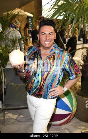 Matthias Mangiapane bei der Premiere zum Start der Realityshow „Promis unter Palmen“ (8 Folgen ab 17.feb 2025 um 20,15 Uhr bei Sat.1) am 10.02.202 Foto Stock