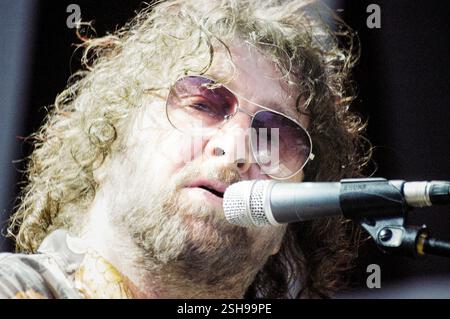 CHAS AND DAVE, CONCERTO, 2004: Chas Hodges (28 dicembre 1943 - 22 settembre 2018) da Chas and Dave suonano al Cardiff Festival on City Lawns a Cardiff, Galles, Regno Unito il 30 2004 luglio. Fotografia: ROB WATKINS INFO: Chas e Dave erano un duo musicale inglese noto per il loro stile "rockney", che mescola rock and roll con lo slang in rima cockney. Formatosi negli anni '1970, hanno raggiunto successi come "Rabbit" e "Ain't No Pleasing You", celebrando la cultura londinese della classe operaia. Foto Stock