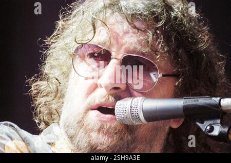 CHAS AND DAVE, CONCERTO, 2004: Chas Hodges (28 dicembre 1943 - 22 settembre 2018) da Chas and Dave suonano al Cardiff Festival on City Lawns a Cardiff, Galles, Regno Unito il 30 2004 luglio. Fotografia: ROB WATKINS INFO: Chas e Dave erano un duo musicale inglese noto per il loro stile "rockney", che mescola rock and roll con lo slang in rima cockney. Formatosi negli anni '1970, hanno raggiunto successi come "Rabbit" e "Ain't No Pleasing You", celebrando la cultura londinese della classe operaia. Foto Stock