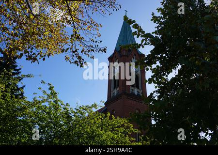 Storica torre della chiesa di Maria Meeresstern cattedrale cattolica nella città vecchia dell'isola di Werder, Havel, Brandeburgo, Germania tra alberi colorati in autunno Foto Stock