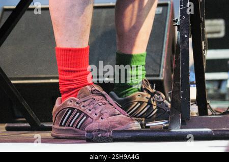 CHAS AND DAVE, CONCERTO, 2004: Chas Hodges (28 dicembre 1943 – 22 settembre 2018) da Chas and Dave Waering ODD Calks Playing al Cardiff Festival on City Lawns a Cardiff, Galles, Regno Unito, il 30 2004 luglio. Fotografia: ROB WATKINS INFO: Chas e Dave erano un duo musicale inglese noto per il loro stile "rockney", che mescola rock and roll con lo slang in rima cockney. Formatosi negli anni '1970, hanno raggiunto successi come "Rabbit" e "Ain't No Pleasing You", celebrando la cultura londinese della classe operaia. Foto Stock