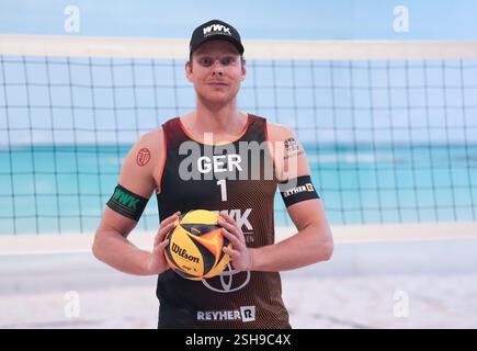 Amburgo, Germania. 10 febbraio 2025. Beach volley: Media Beach Day con le squadre nazionali tedesche al Beach Center, Nils Ehlers (ETV Hamburg) credito: Marcus Brandt/dpa/Alamy Live News Foto Stock