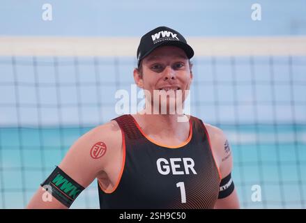 Amburgo, Germania. 10 febbraio 2025. Beach volley: Media Beach Day con le squadre nazionali tedesche al Beach Center, Nils Ehlers (ETV Hamburg) credito: Marcus Brandt/dpa/Alamy Live News Foto Stock