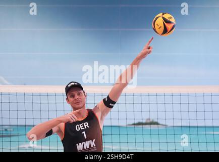 Amburgo, Germania. 10 febbraio 2025. Beach volley: Media Beach Day con le squadre nazionali tedesche al Beach Center, Nils Ehlers (ETV Hamburg) credito: Marcus Brandt/dpa/Alamy Live News Foto Stock