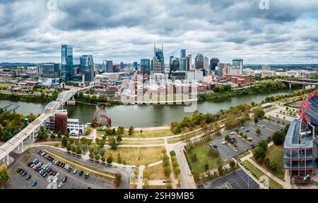 13 ottobre 2023, Nashville, Tennessee: Vista panoramica aerea del centro di Nashville, Tennessee, e del fiume Cumberland Foto Stock