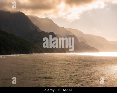 Vista aerea delle scogliere della costa di Napali e dell'Oceano Pacifico sull'isola di Kauai Foto Stock