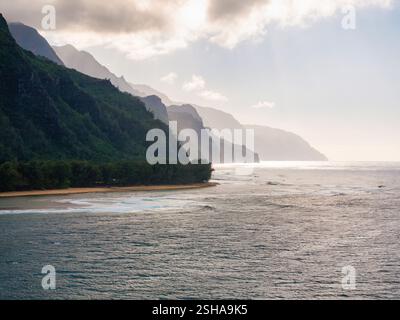 Vista aerea delle scogliere e della spiaggia della costa di Napali sull'isola di Kauai, Hawaii Foto Stock