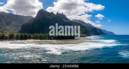 Vista aerea delle scogliere e della spiaggia della costa di Napali sull'isola di Kauai, Hawaii Foto Stock
