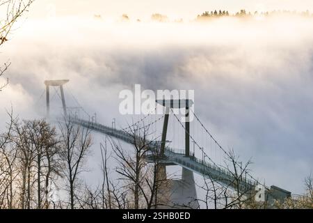 Fort Edmonton Footbridge in nebbia di prima mattina, Alberta, Canada Foto Stock