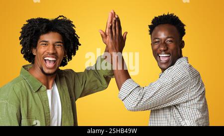 Due allegri Black Guys che si danno High Five a vicenda Foto Stock