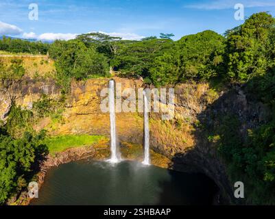 Le cascate di Wailua si tuffano in una piscina circolare sull'isola di Kauai, Hawaii Foto Stock