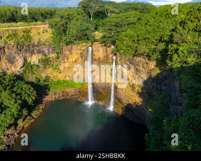 Le cascate di Wailua si affacciano sulla scogliera rocciosa sull'isola di Kauai, Hawaii Foto Stock