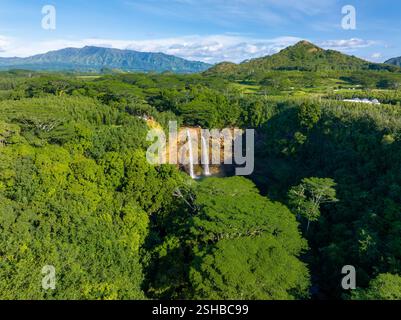 Veduta aerea delle Cascate di Wailua e del paesaggio tropicale circostante a Kauai Foto Stock