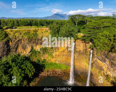 Veduta aerea delle Cascate di Wailua con vegetazione lussureggiante a Kauai, Hawaii Foto Stock