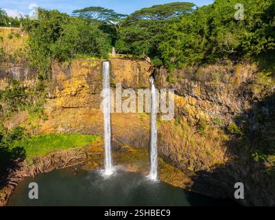 Le cascate di Wailua si tuffano in una tranquilla piscina sull'isola di Kauai, Hawaii Foto Stock