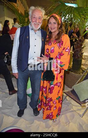 Dieter Hallervorden mit Ehefrau Christiane Hallervorden bei der PROMIS UNTER PALMEN Premiere im BeachMitte a Berlino AM 10.02.2025 *** Dieter Hallervorden con sua moglie Christiane Hallervorden alla prima PROMIS UNTER PALMEN al BeachMitte di Berlino il 10 02 2025 Foto Stock