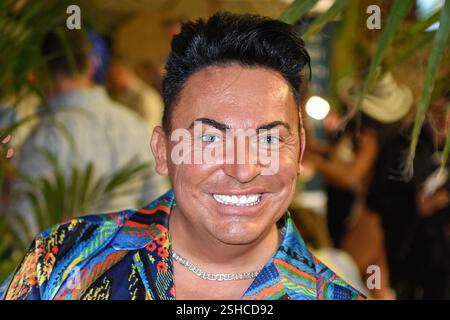 Matthias Mangiapane bei der PROMIS UNTER PALMEN Premiere im BeachMitte a Berlino AM 10.02.2025 *** Matthias Mangiapane al PROMIS UNTER PALMEN prima al BeachMitte di Berlino il 10 02 2025 Foto Stock