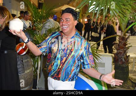 Matthias Mangiapane bei der PROMIS UNTER PALMEN Premiere im BeachMitte a Berlino AM 10.02.2025 *** Matthias Mangiapane al PROMIS UNTER PALMEN prima al BeachMitte di Berlino il 10 02 2025 Foto Stock