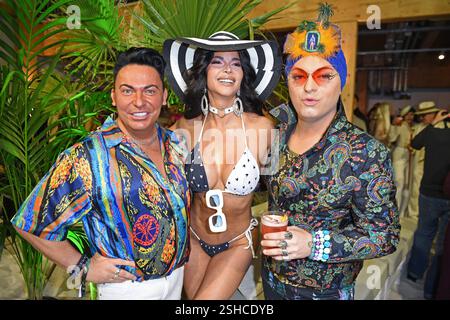 Matthias Mangiapane, Micaela Schäfer, Julian F. M. Stöckel bei der PROMIS UNTER PALMEN Premiere im BeachMitte a Berlino AM 10.02.2025 *** Matthias Mangiapane, Micaela Schäfer, Julian F M Stöckel alla prima PROMIS UNTER PALMEN al BeachMitte di Berlino il 10 02 2025 Foto Stock