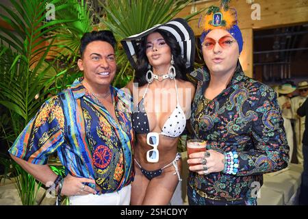 Matthias Mangiapane, Micaela Schäfer, Julian F. M. Stöckel bei der PROMIS UNTER PALMEN Premiere im BeachMitte a Berlino AM 10.02.2025 *** Matthias Mangiapane, Micaela Schäfer, Julian F M Stöckel alla prima PROMIS UNTER PALMEN al BeachMitte di Berlino il 10 02 2025 Foto Stock