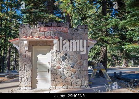 Mineral, California - Una stazione sismografica presso il lago Manzanita nel Parco Nazionale vulcanico di Lassen. Foto Stock