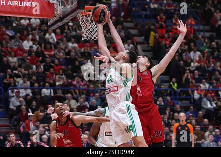 Milano, Italia. 10 febbraio 2025. Italia, Milano, 2025 01 30: Konstantinos Mitoglou (Pana) segna in vernice nel quarto quarto trimestre durante la partita di basket EA7 Emporio Armani Milan vs Panathinaikos Athens, EuroLeague 2024-2025, Round 24, Unipol ForumItaly, Milan, 2025 01 30: EA7 Emporio Armani Milano vs Panathinaikos Atene, EuroLeague 2024/2025, 24° turno, disputato al Forum Unipol. (Foto di Fabrizio Andrea Bertani/Pacific Press) crediti: Pacific Press Media Production Corp./Alamy Live News Foto Stock
