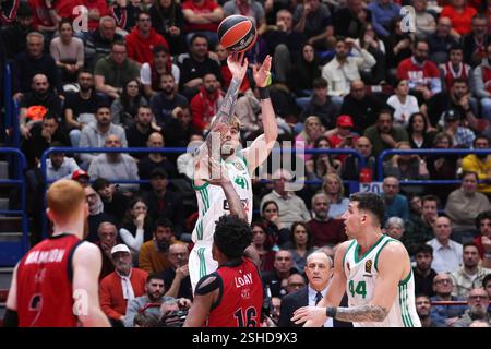 Milano, Italia. 10 febbraio 2025. Italia, Milano, 2025 01 30: Juancho Hernangomez (Pana) 3 punti tirato nel quarto quarto trimestre durante la partita di basket EA7 Emporio Armani Milan vs Panathinaikos Athens, EuroLeague 2024-2025, Round 24, Unipol ForumItaly, Milan, 2025 01 30: EA7 Emporio Armani Milano vs Panathinaikos Atene, EuroLeague 2024/2025, 24° turno, disputato al Forum Unipol. (Foto di Fabrizio Andrea Bertani/Pacific Press) crediti: Pacific Press Media Production Corp./Alamy Live News Foto Stock