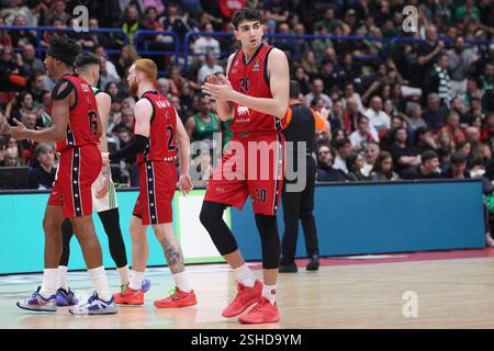 Milano, Italia. 10 febbraio 2025. Italia, Milano, 2025 01 30: Guglielmo Caruso (Armani) celebrazione nel quarto quarto trimestre durante la partita di basket EA7 Emporio Armani Milan vs Panathinaikos Athens, EuroLeague 2024-2025, Round 24, Unipol ForumItaly, Milan, 2025 01 30: EA7 Emporio Armani Milano vs Panathinaikos Atene, EuroLeague 2024/2025, 24° turno, disputato al Forum Unipol. (Foto di Fabrizio Andrea Bertani/Pacific Press) crediti: Pacific Press Media Production Corp./Alamy Live News Foto Stock