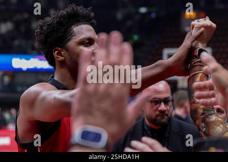 Milano, Italia. 10 febbraio 2025. Italia, Milano, 2025 01 30: Zach Leday (Armani) celebrazione della vittoria nel quarto quarto trimestre al termine della partita di basket EA7 Emporio Armani Milan vs Panathinaikos Athens, EuroLeague 2024-2025, Round 24, Unipol ForumItaly, Milan, 2025 01 30: EA7 Emporio Armani Milano vs Panathinaikos Atene, EuroLeague 2024/2025, 24° turno, disputato al Forum Unipol. (Foto di Fabrizio Andrea Bertani/Pacific Press) crediti: Pacific Press Media Production Corp./Alamy Live News Foto Stock
