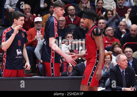Milano, Italia. 10 febbraio 2025. Italia, Milano, 2025 01 30: Zach Leday (Armani) torna in panchina nel quarto quarto trimestre durante la partita di basket EA7 Emporio Armani Milan vs Panathinaikos Athens, EuroLeague 2024-2025, Round 24, Unipol ForumItaly, Milan, 2025 01 30: EA7 Emporio Armani Milano vs Panathinaikos Atene, EuroLeague 2024/2025, 24° turno, disputato al Forum Unipol. (Foto di Fabrizio Andrea Bertani/Pacific Press) crediti: Pacific Press Media Production Corp./Alamy Live News Foto Stock