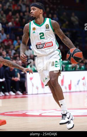 Milano, Italia. 10 febbraio 2025. Italia, Milano, 2025 01 30: Lorenzo Brown (Pana) dribbla in campo di fronte al quarto quarto trimestre durante la partita di basket EA7 Emporio Armani Milan vs Panathinaikos Athens, EuroLeague 2024-2025, Round 24, Unipol ForumItaly, Milan, 2025 01 30: EA7 Emporio Armani Milano vs Panathinaikos Atene, EuroLeague 2024/2025, 24° turno, disputato al Forum Unipol. (Foto di Fabrizio Andrea Bertani/Pacific Press) crediti: Pacific Press Media Production Corp./Alamy Live News Foto Stock