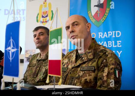 Bucarest, Romania. 10 febbraio 2025: Rappresentante del comando delle forze congiunte (CFI-MApN), colonnello romeno Bogdan Tudorache (L), e colonnello italiano Raffaele della Rocca (R), rappresentante della forza di reazione alleata (ARF), tengono una conferenza stampa presso il comando delle forze congiunte, a Bucarest, Romania, sul lancio della ferma esercitazione militare Dart 2025 della NATO che riunisce circa 10.000 persone di servizio, più di 1,500 veicoli militari, 17 risorse navali e 20 aerei. Crediti: Lucian Alecu/Alamy Live News Foto Stock