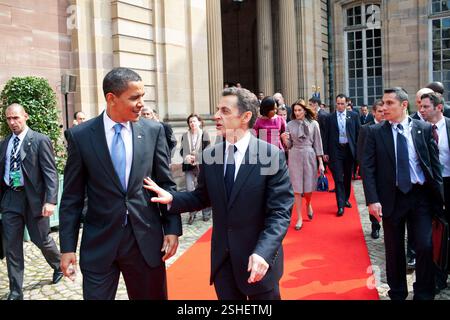 Il presidente Barack Obama passeggiate con il presidente francese Nicolas Sarkozy dal Palais Rohan (Palazzo Rohan) 3 aprile 2009, a seguito del loro incontro in Strausbourg, Francia. Gazzetta White House Photo by Pete Souza Foto Stock