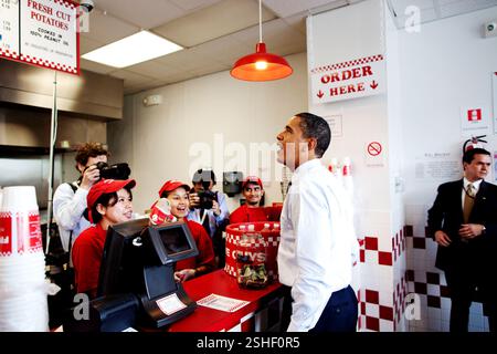 Il presidente Obama ordini il pranzo a cinque ragazzi a Washington D.C. durante un pranzo senza preavviso una gita di Maggio 29, 2009. (Official White House Photo by Pete Souza) Questo ufficiale della Casa Bianca fotografia si è reso disponibile per la pubblicazione da parte di organizzazioni di notizie e/o per uso personale la stampa dal soggetto(s) della fotografia. La fotografia non possono essere manipolati in qualsiasi modo o utilizzati in materiali, pubblicità, prodotti o promozioni che in qualsiasi modo suggeriscono l'omologazione o approvazione del Presidente, la prima famiglia, o la Casa Bianca. Foto Stock