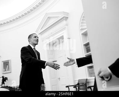 Il presidente Barack Obama stringe la mano con un guest inserendo l'Ufficio Ovale, 20 maggio 2009. (Official White House photo by Pete Souza) Questo ufficiale della Casa Bianca fotografia si è reso disponibile per la pubblicazione da parte di organizzazioni di notizie e/o per uso personale la stampa dal soggetto(s) della fotografia. La fotografia non possono essere manipolati in qualsiasi modo o utilizzati in materiali, pubblicità, prodotti o promozioni che in qualsiasi modo suggeriscono l'omologazione o approvazione del Presidente, la prima famiglia, o la Casa Bianca. Foto Stock