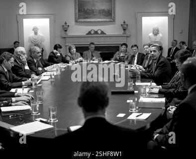 Il presidente Barack Obama incontra i membri del suo gabinetto nel Cabinet Room alla Casa Bianca il 20 aprile 2009. Gazzetta White House Photo by Pete Souza Foto Stock